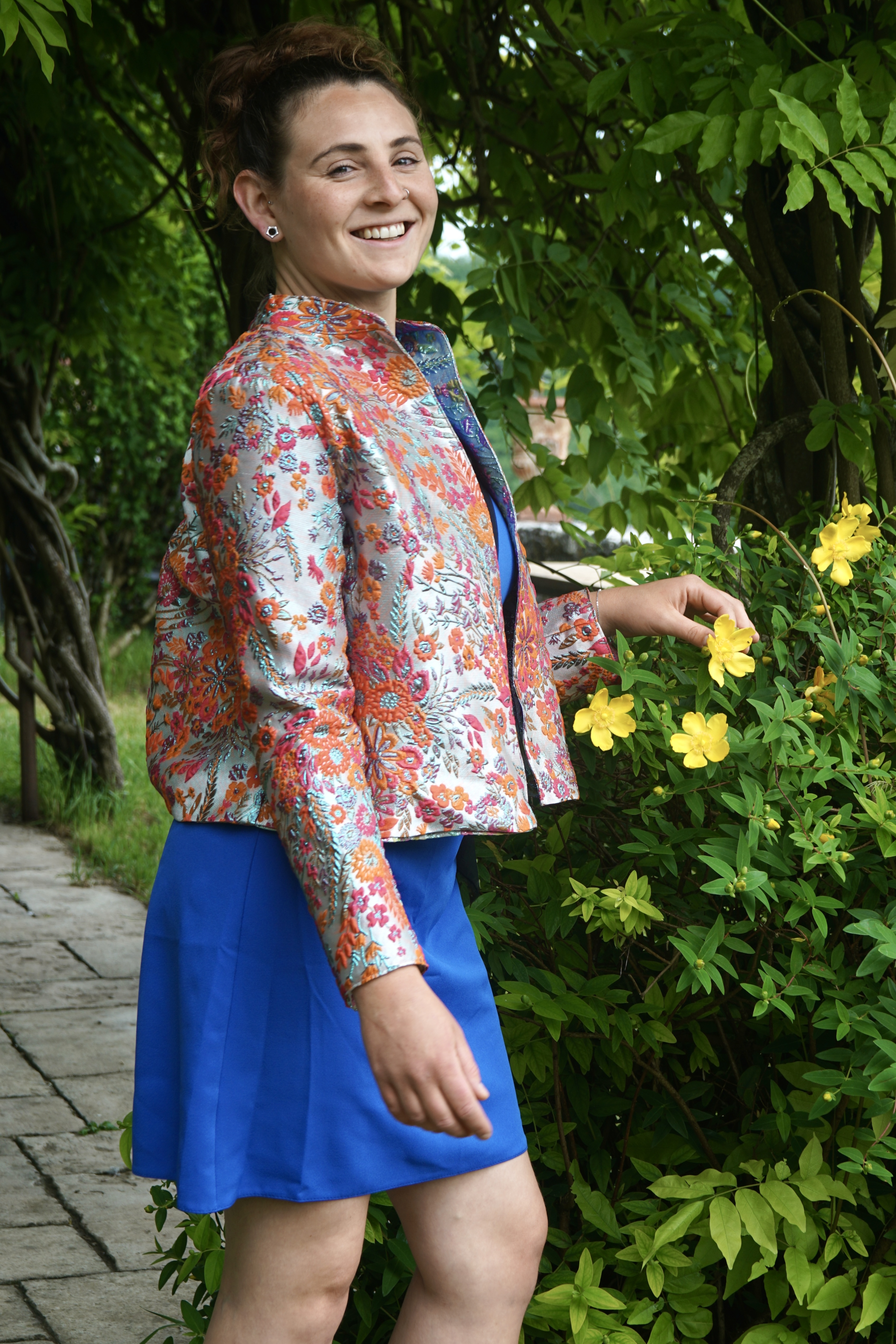 Veste brodée ensoleillée et fleurs