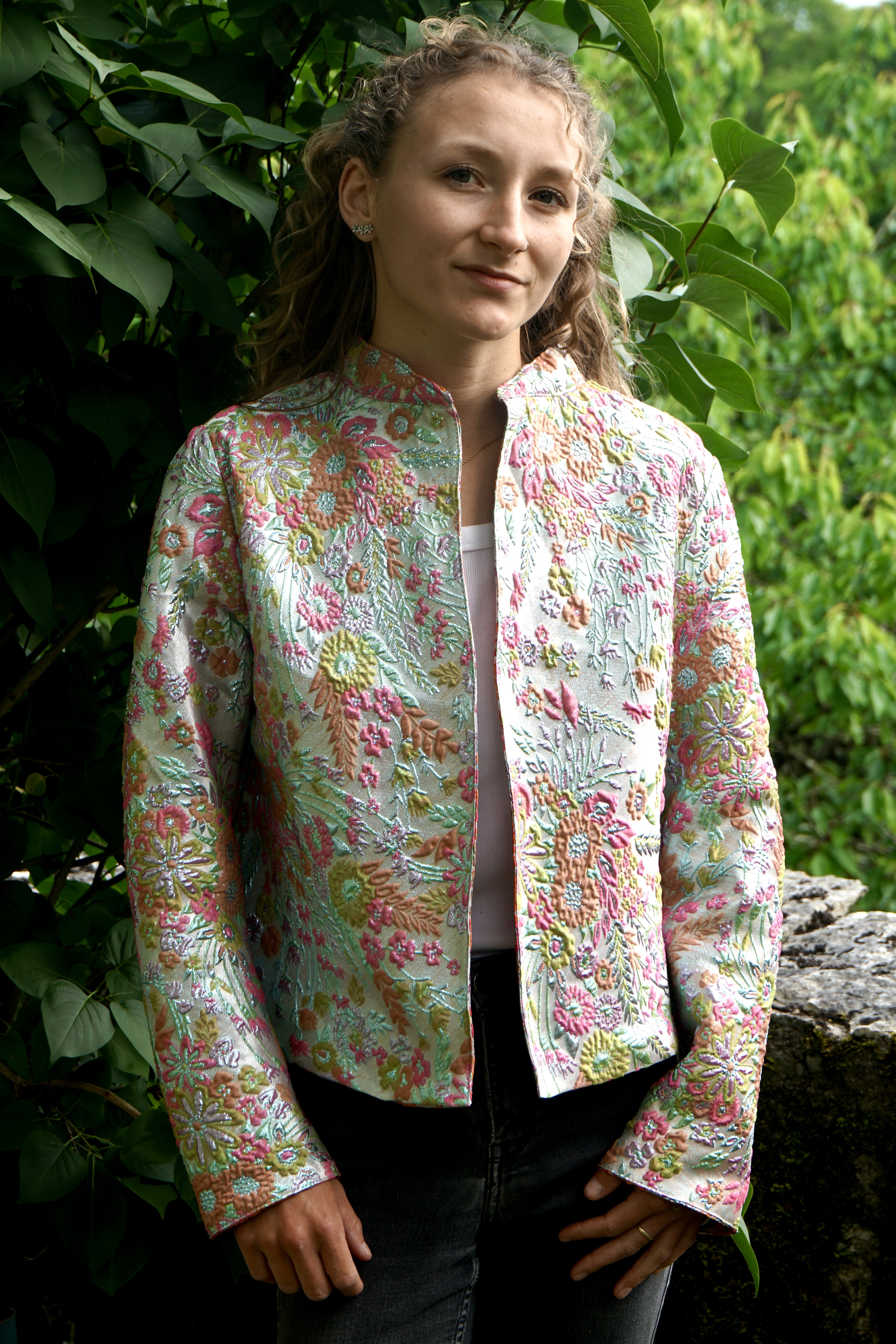 Veste courte à manches longues, couleurs claires et fil argenté