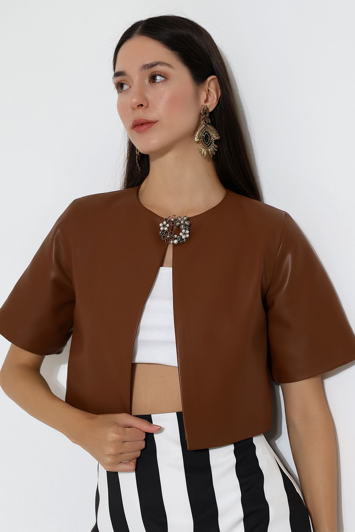 Mannequin en veste à manches courtes en cuir beige