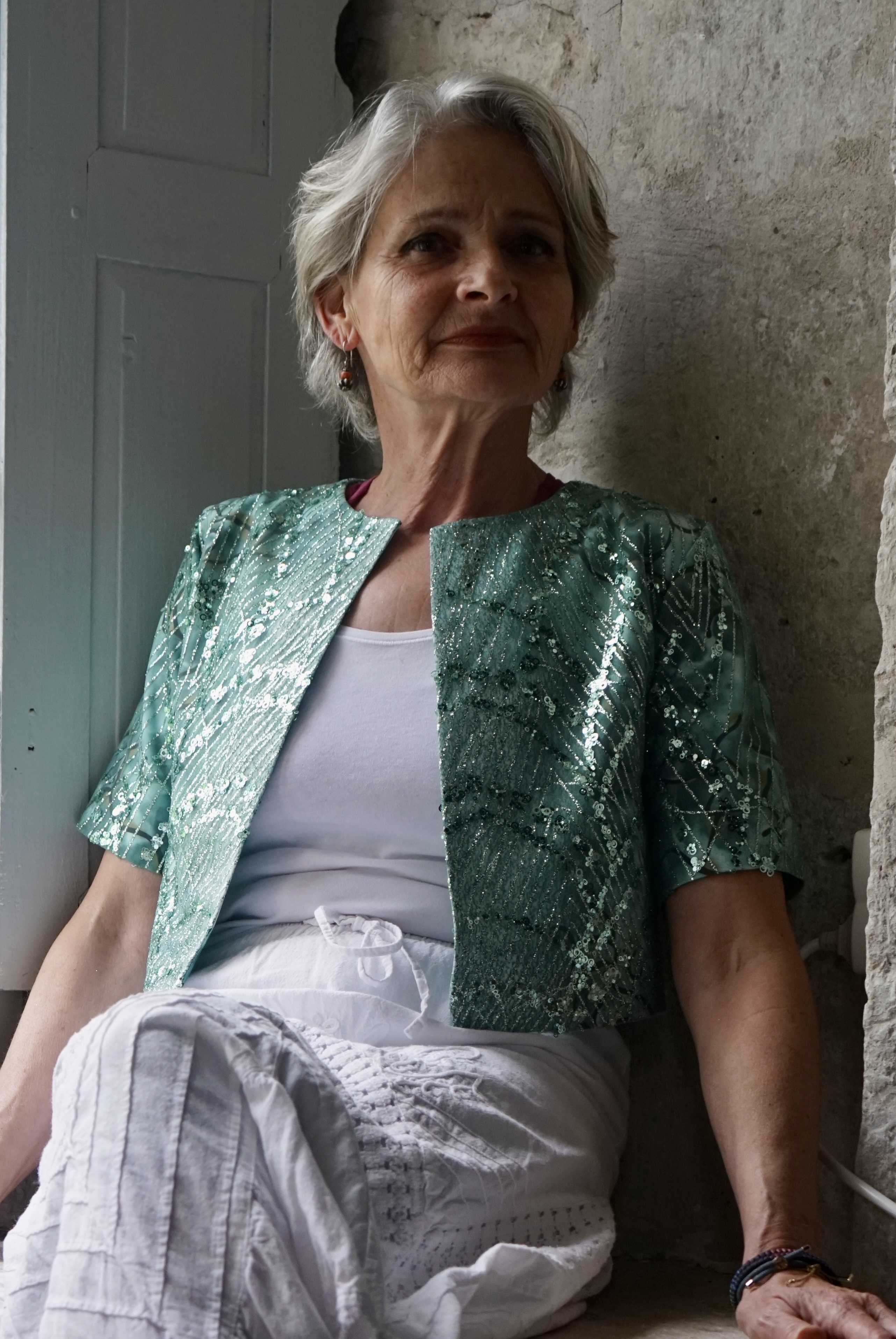Veste de soirée verte argentée sur fond blanc