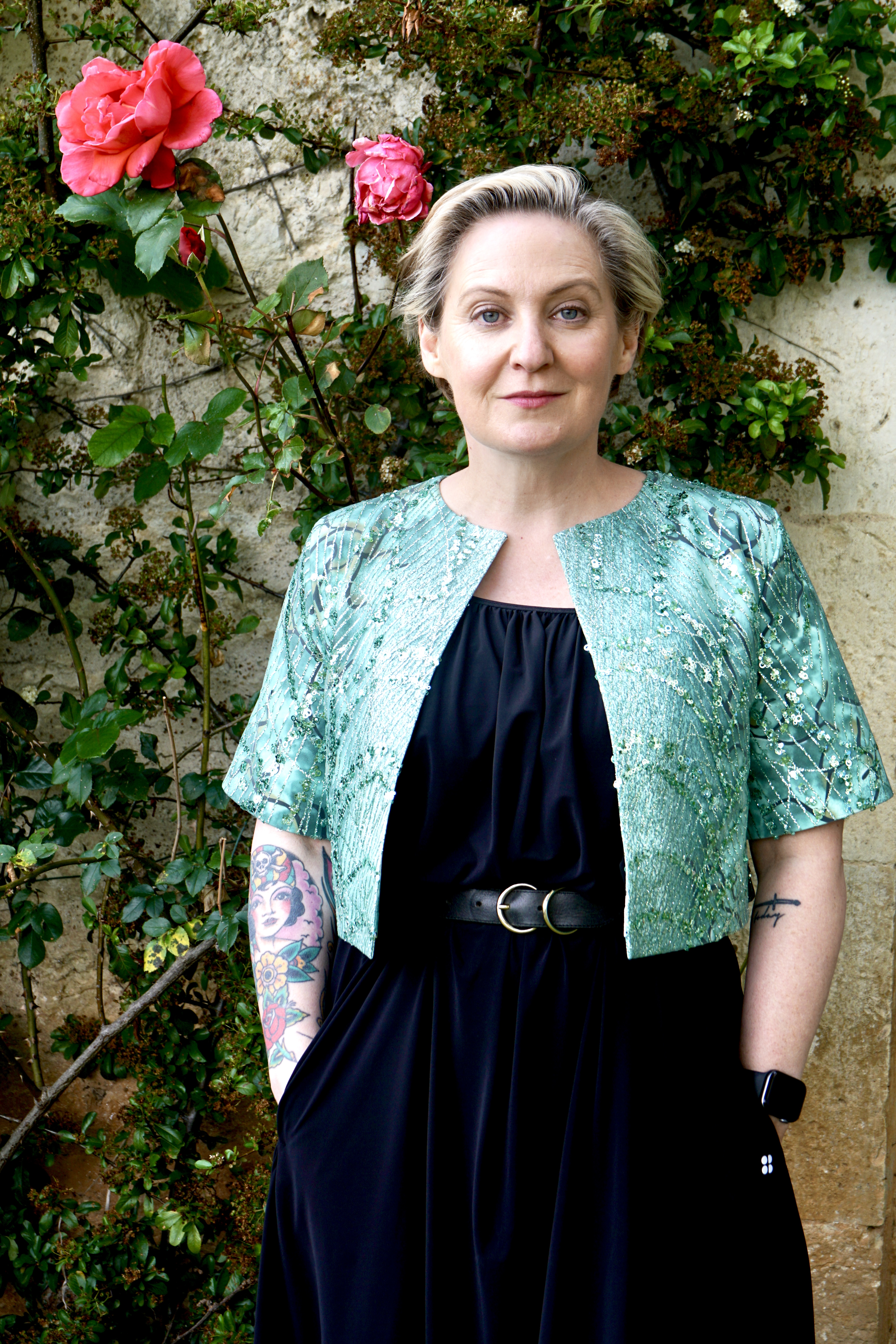 Veste de soirée verte argentée sur fond noir