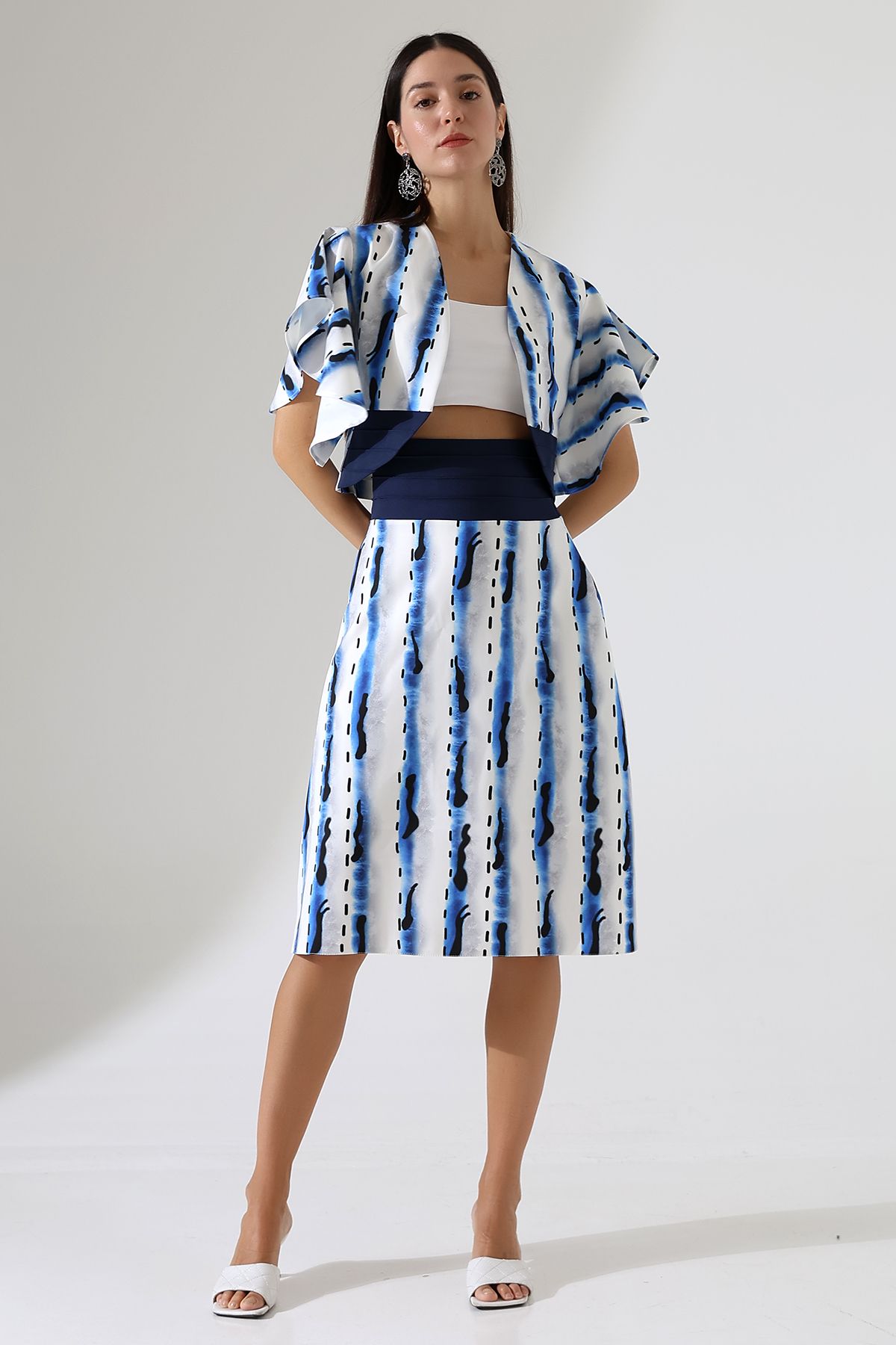 Tenue élégante de couture bleue et blanche inspirée de l'eau courante d'une rivière avec une veste boléro et des manches fluides. Confection sur mesure.