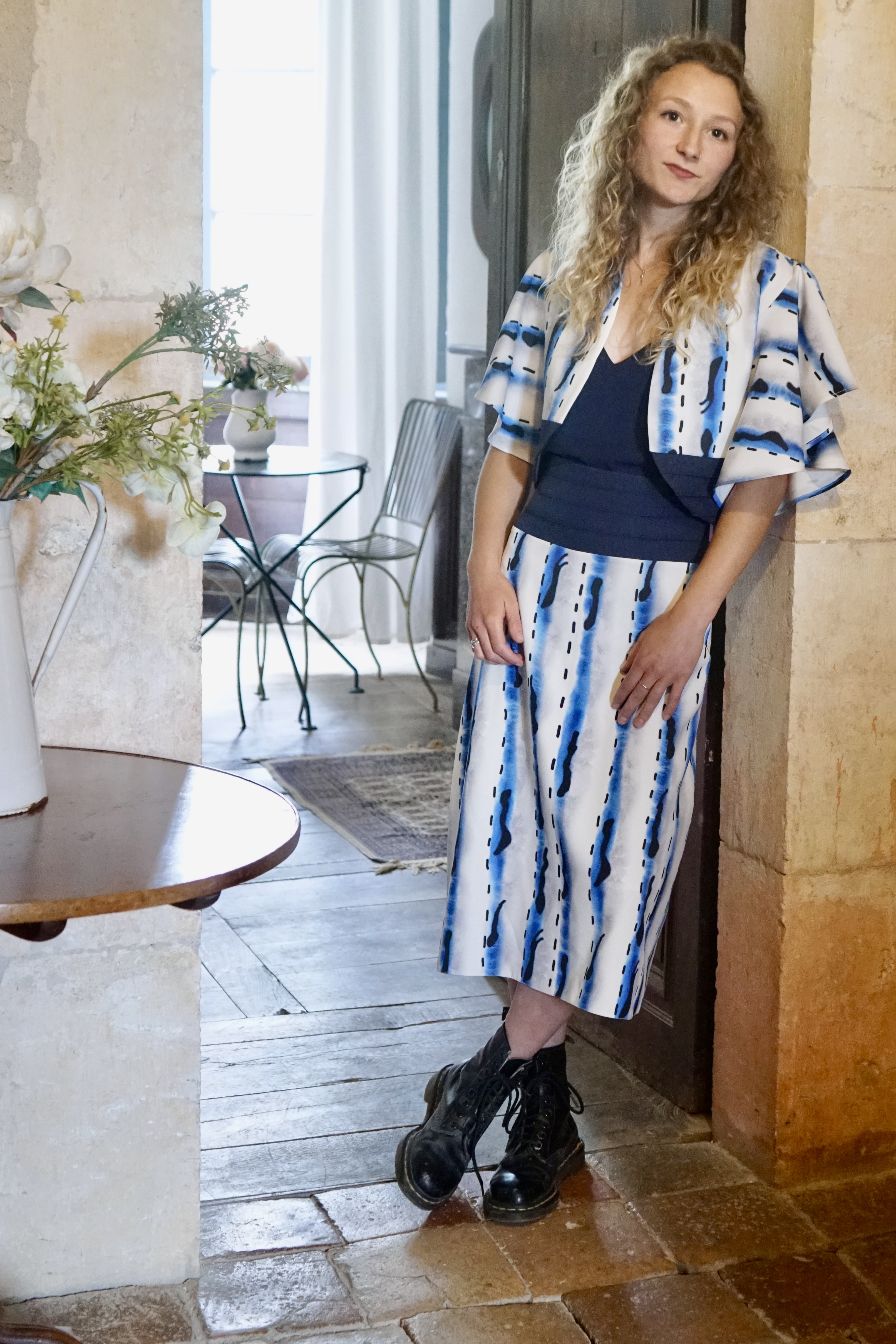 Mannequin en robe de soirée bleu et blanc et boléro