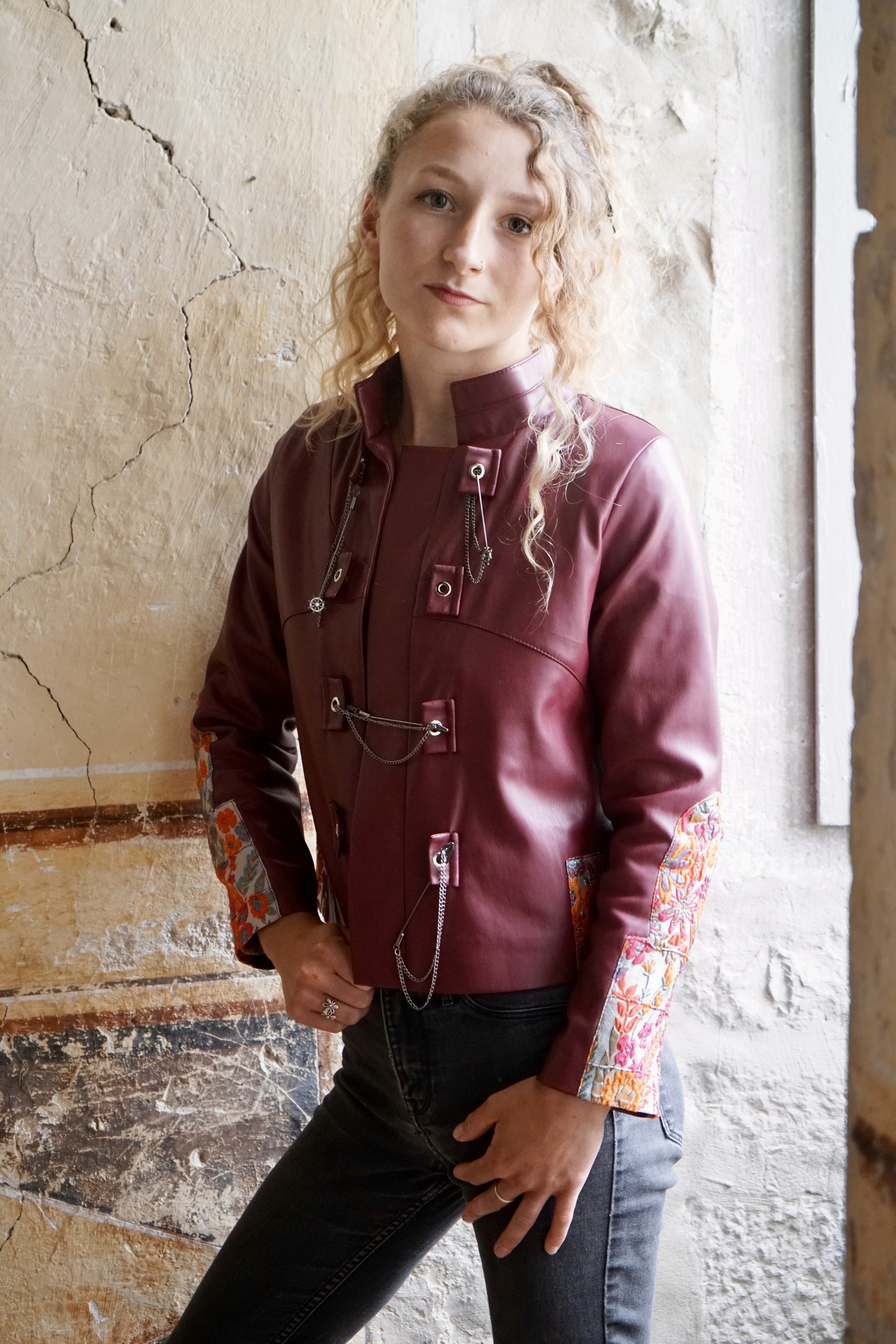 Gros plan d'une veste en cuir courte avec une bordure inhabituelle. Garniture