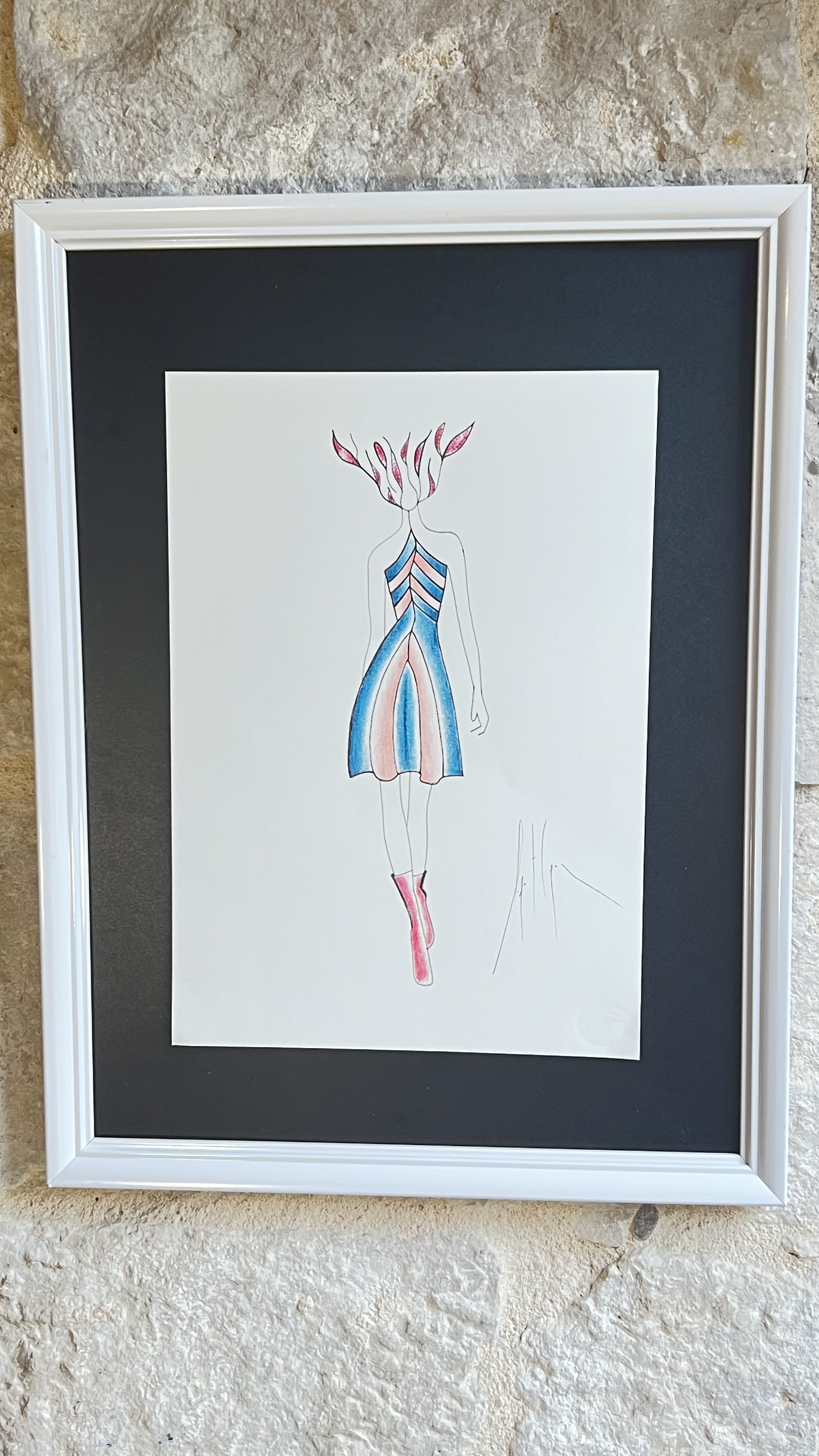 Dessin  original sur passe-partout noir avec cadre blanc représentant une robe unique bleue et rose par un designer d' haute couture.