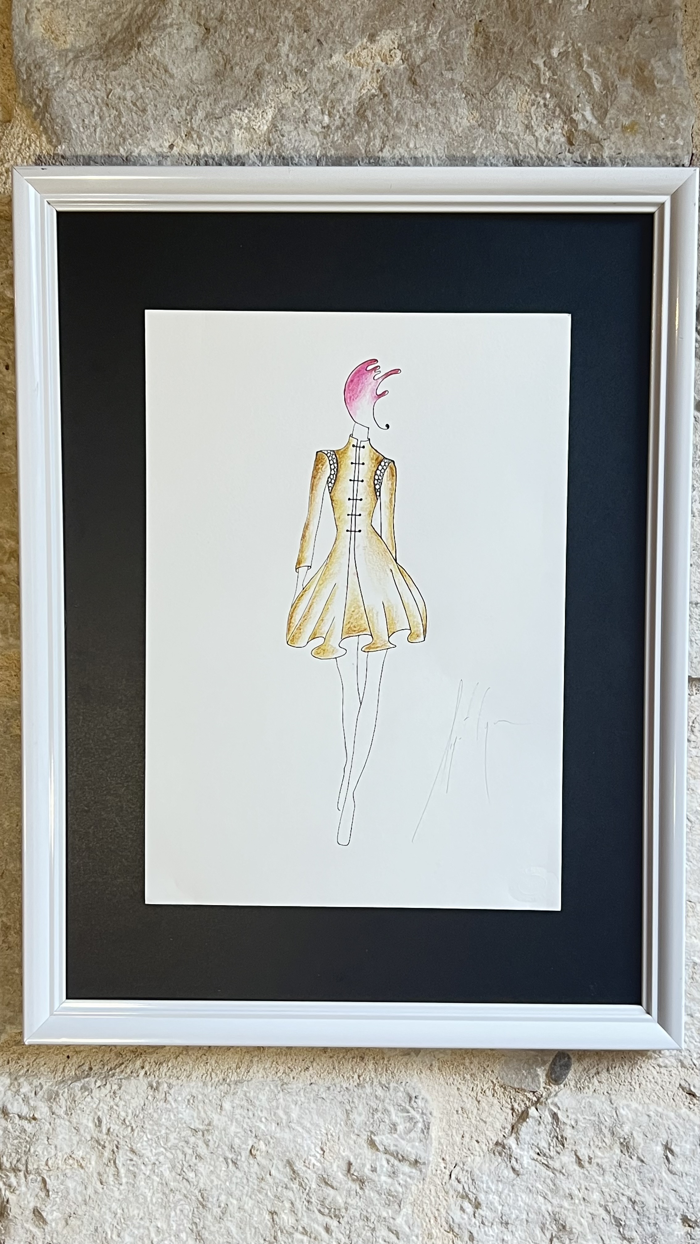 Dessin original d'une robe à manches longues marron clair avec empiècements en dentelle réalisé par un designer d' haute couture.