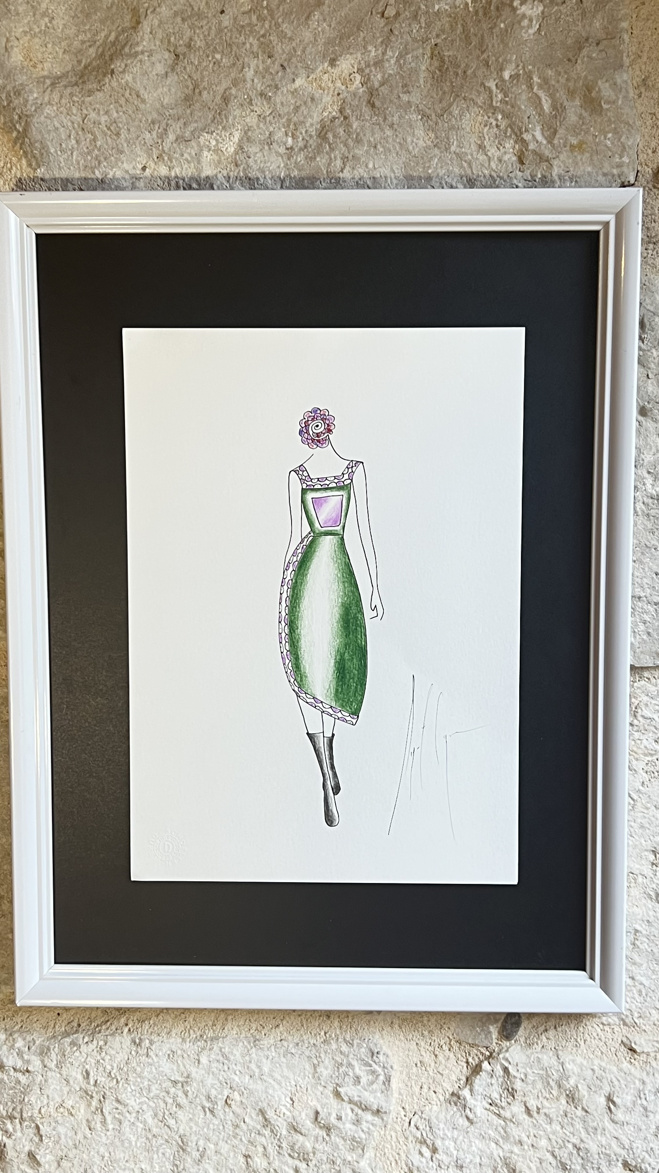Dessin original d'un créateur de haute couture représentant une robe verte à corsage tablier lilas.