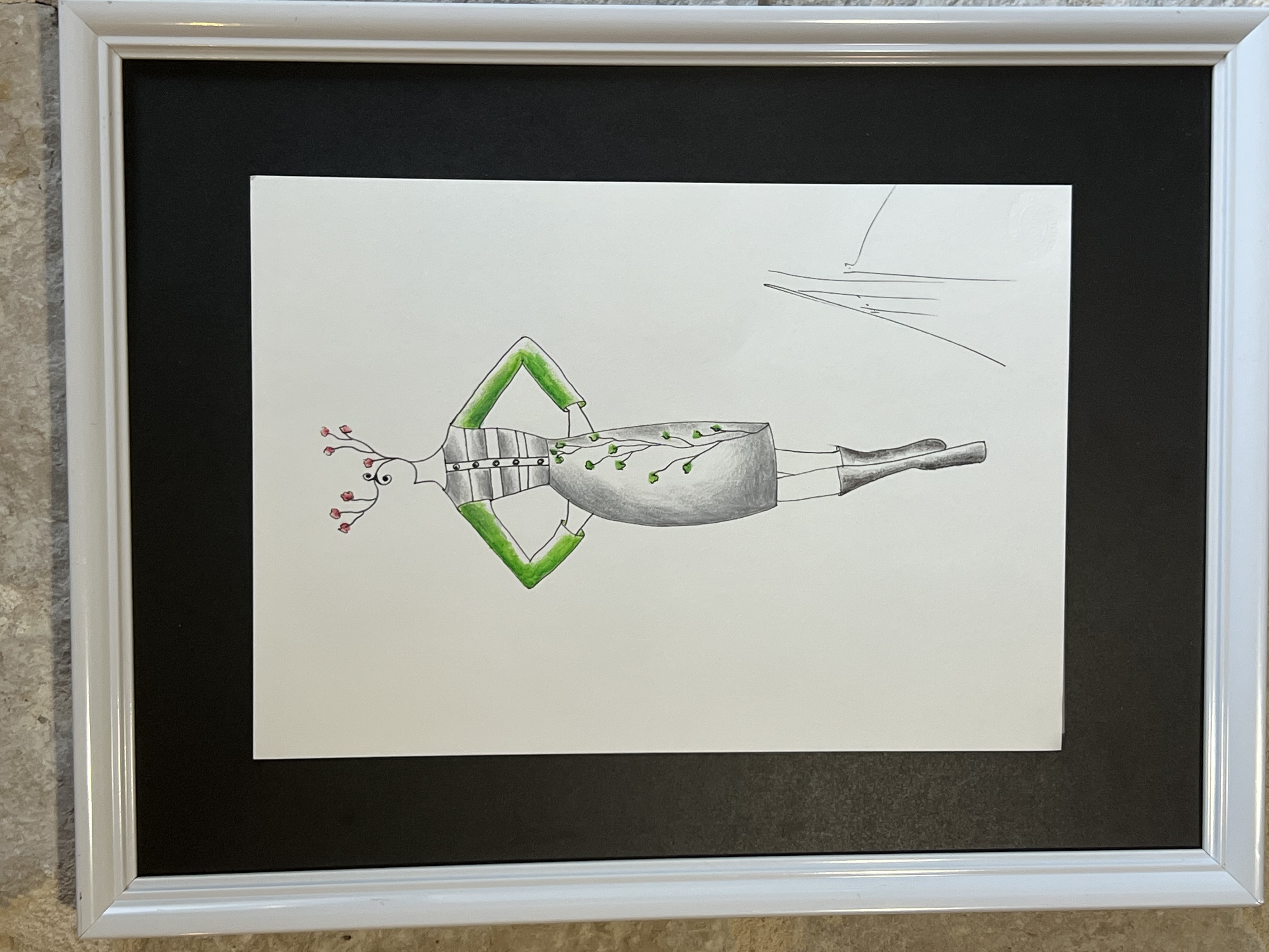 Dessin original d'un créateur de haute couture représentant une robe grise à manches vertes ornée d'une délicate vrille de feuilles.