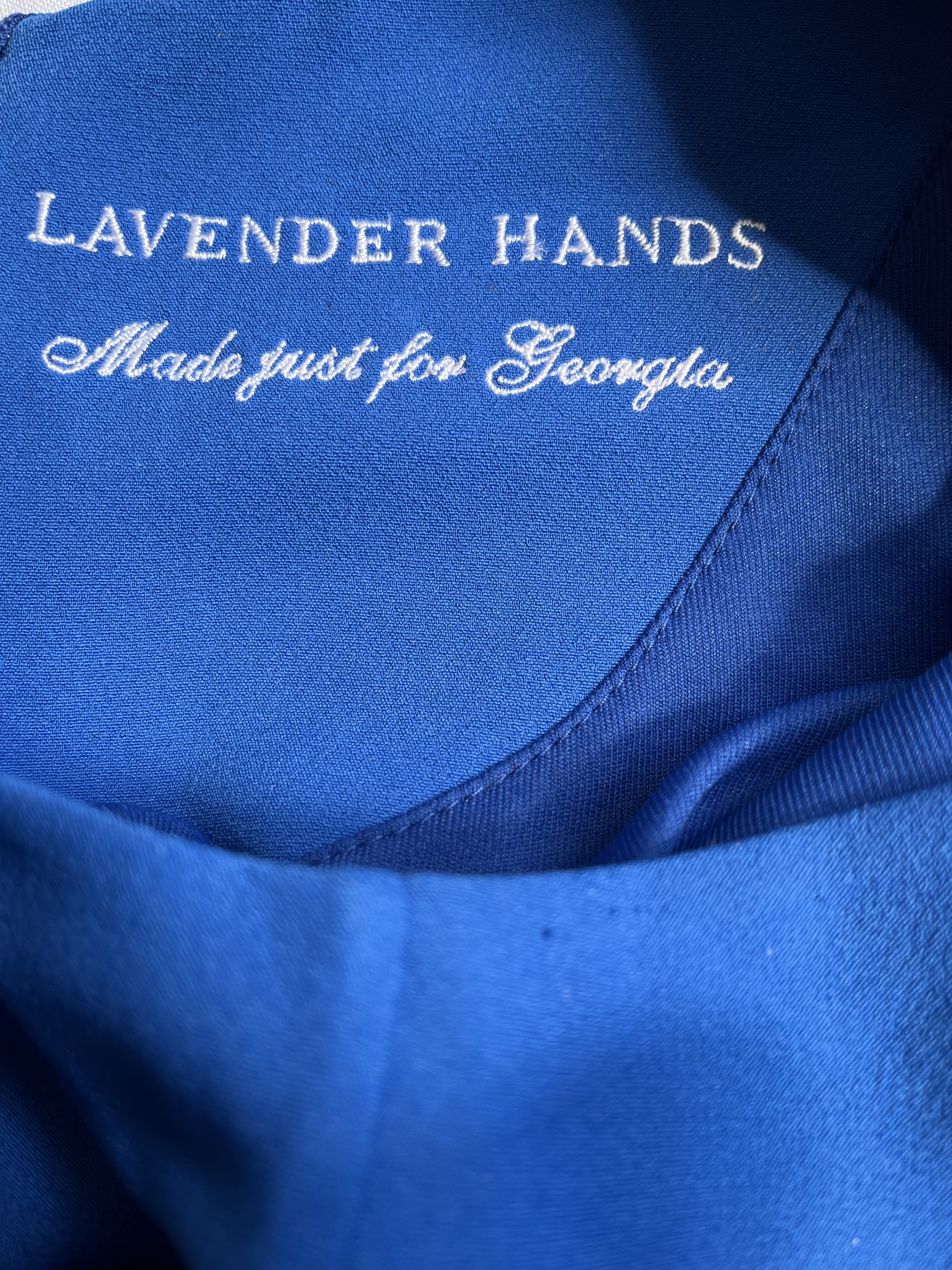 Photo d'une étiquette personnalisée sur une robe bleue